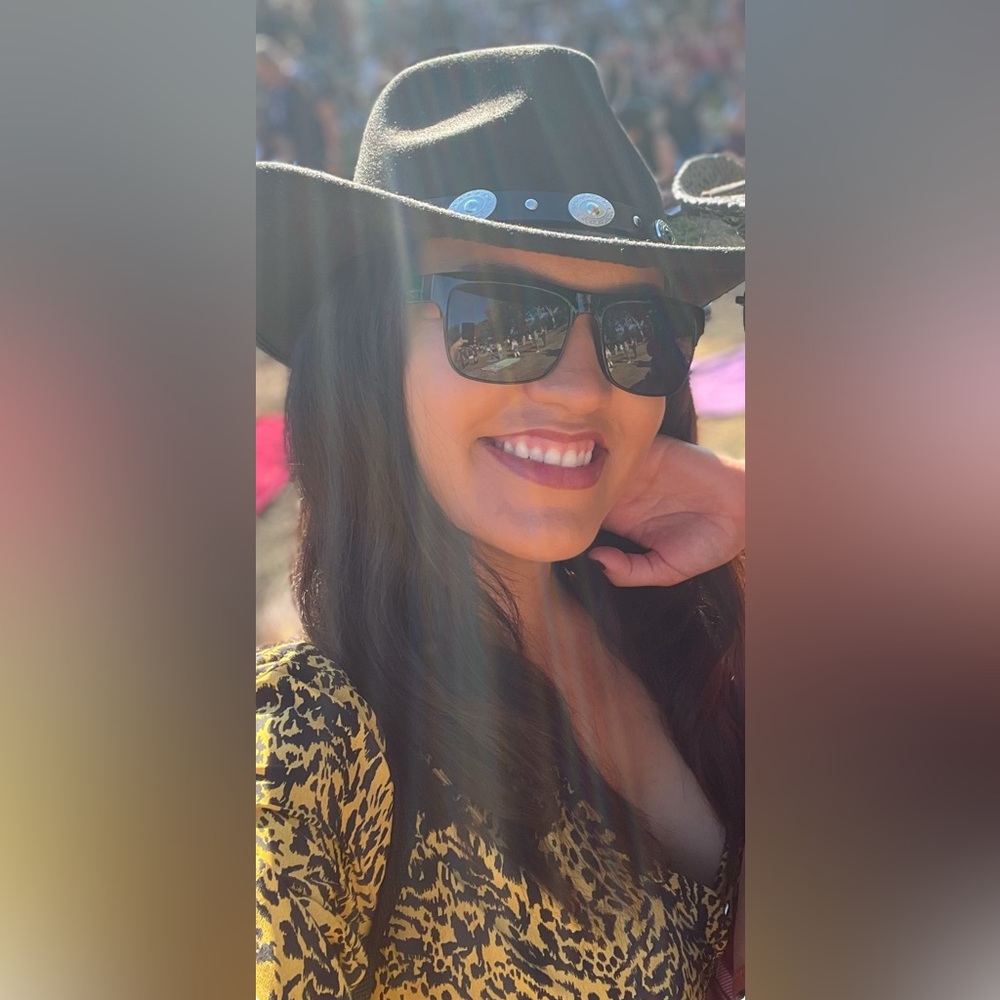Black felt cowboy/cowgirl hat w belt buckle details
